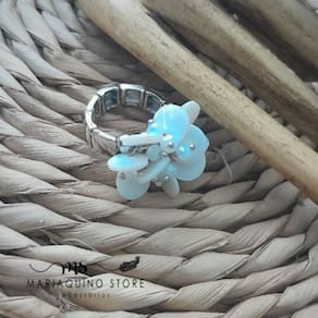 Anel Madrezinha off trabalhado em cachos de madrepérolas verdadeiras na cor natural com minis cristais na cor branco off