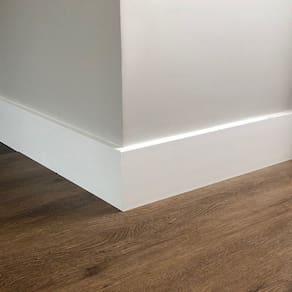 Kit com 30 Barras Rodapé de Poliestireno 12cm X 15mm Liso 67,5m Branco