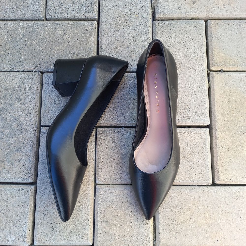 Scarpin Sapato Preto em Couro Salto Bloco Médio Bico Fino