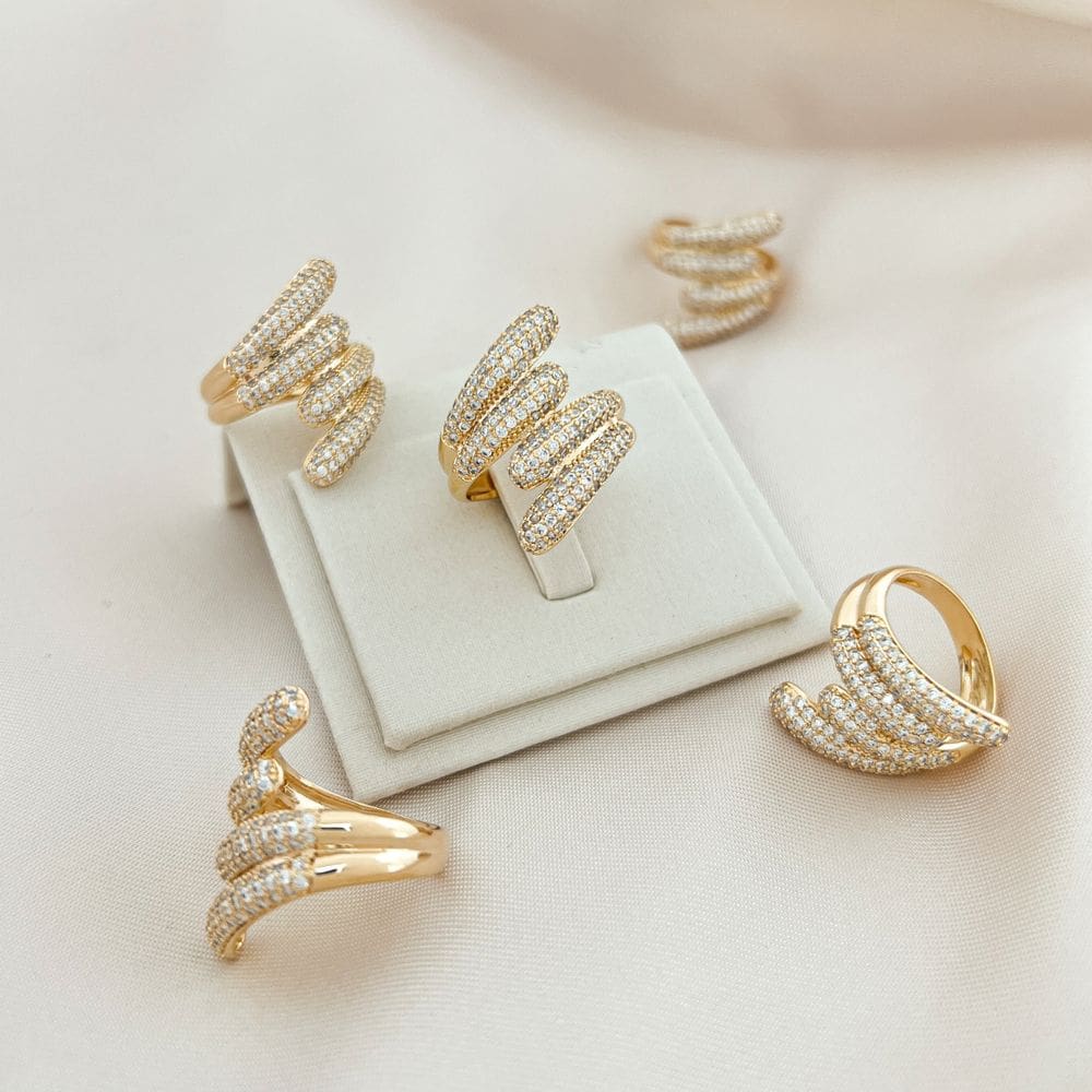 Anel Luxo Cravejado Zircônias Cristais Banhado a Ouro