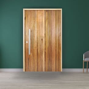 Porta Pivotante Ripada Cedro Batente 14 Puxador Barra Chata 110 X 210 Esquerdo Natural