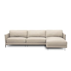 Sofá Decorativo Karine 5 Lugares Sala De Estar 300cm Com Chaise Pés Em Aço Couro Bege