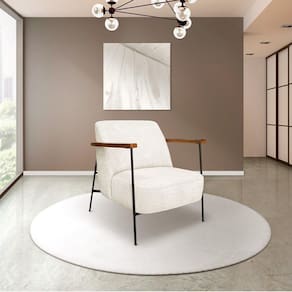Poltrona Sala De Estar Pés Em Ferro Preto Braço Madeira Maciça 86cm Thane Bouclê Off White
