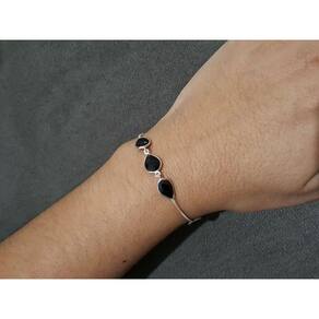 Pulseira Prata 925 Ônix: Sofisticação e Estilo em um Único Acessório