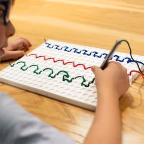 Conjunto de 2 Threading Boards SPARK & WOW Calm Down para crianças