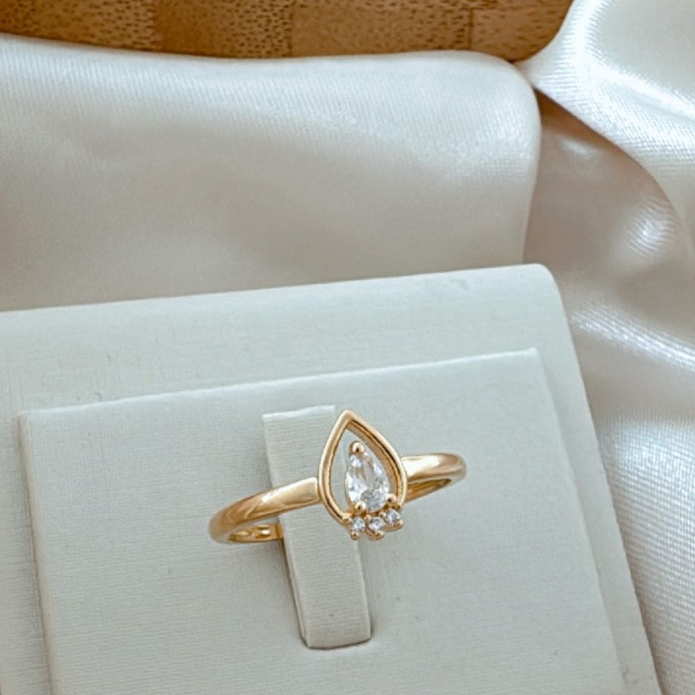 Anel Gota Cristal e Três Pontos de de Luz Banhado a Ouro