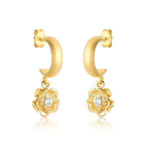 Brinco Meia Argola Flor Revestido em Ouro
