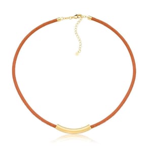 Colar De Couro Natural Caramelo Com Canutilho Curto Revestido Em Ouro