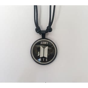 Colar Ajustavel Bts Army Pingente Cabochon Redondo Vidro