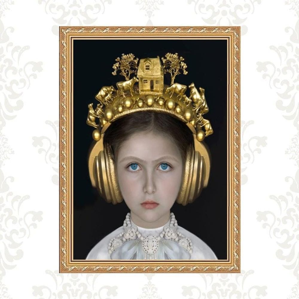 Quadro Moldura Dourada Menina Com Fone Ouvido 24X18Cm