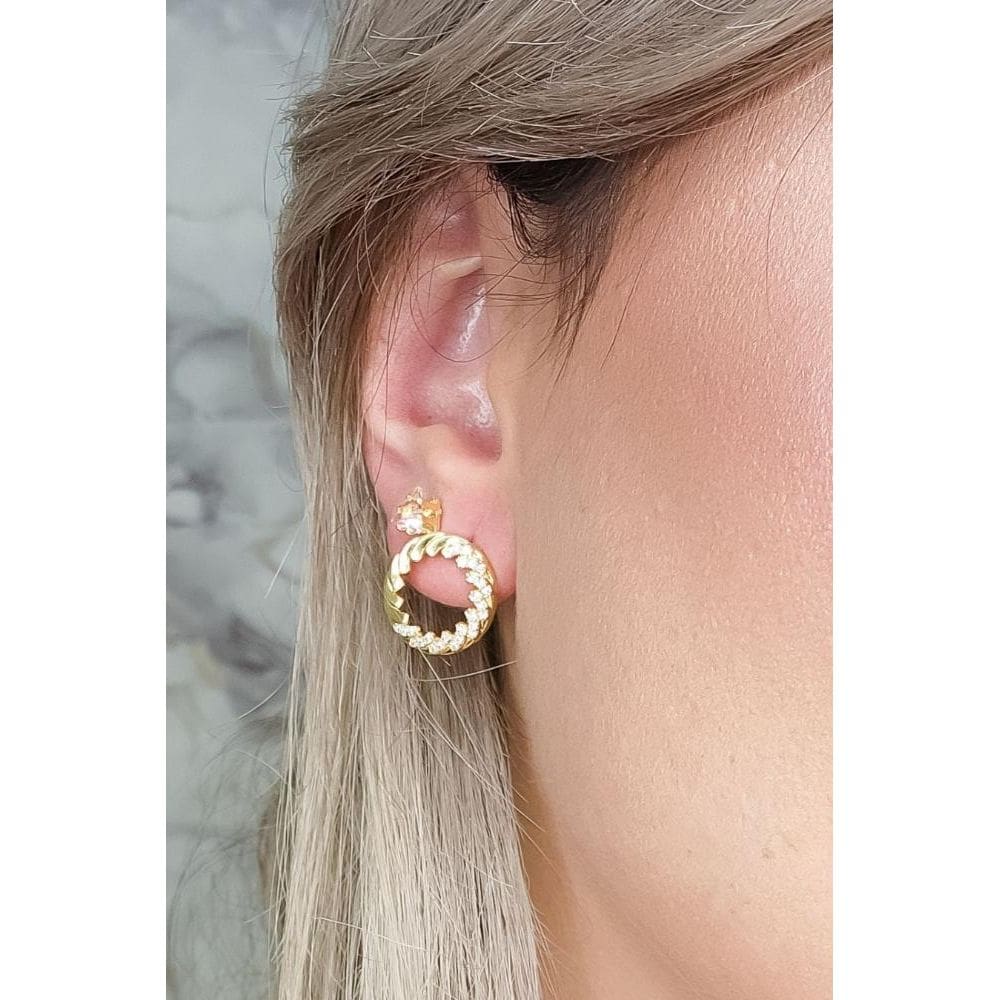 Brinco Aro Torcido Cravejado Com Zircônia Banhado Em Ouro 18k [F027]