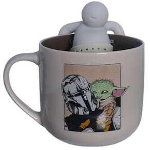Caneca Baby Yoda E Mandaloriano Com Boneco Infusor Chá Cerâmica 350 ml Oficial Star Wars