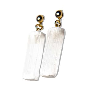Brinco Selenita Canudo Pedra Bruta Natural Tarraxa Dourado