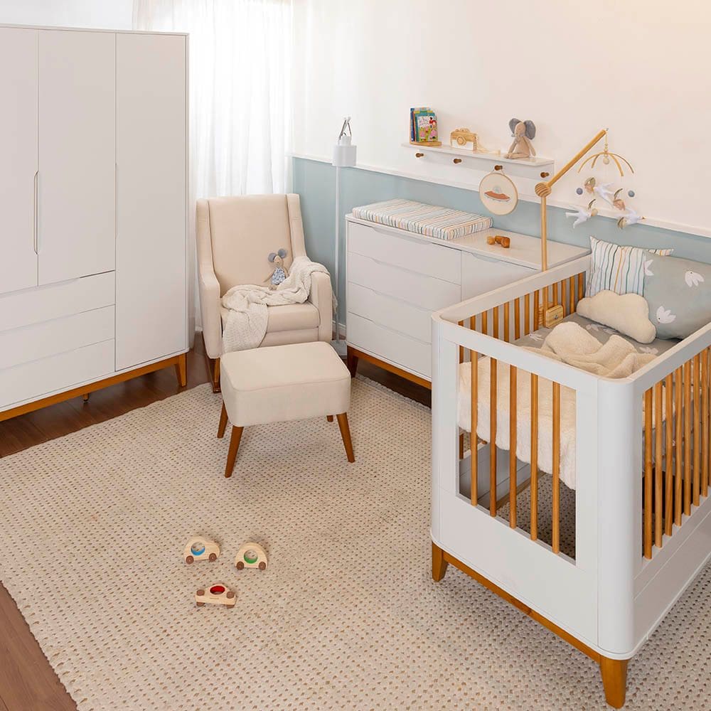 Kit Quarto Infantil Boom com Pés Square - Berço Slim Evolutivo + Cômoda + Guarda-Roupa + Poltrona Ginga + Puff - Branco