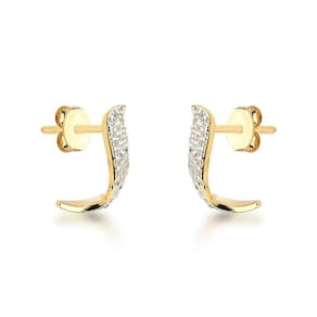 Brincos Elegantes Em J-curve Com Banho De Ouro 18k E Detalhes Em Zircônia