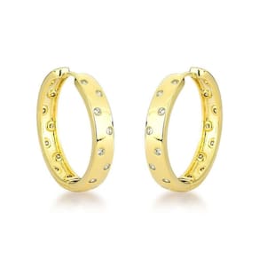 Brincos De Argola Com Zirconias Espalhados - Elegância Em Ouro 18k Banhado