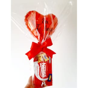 Chocolate com balão em formato coração vermelho