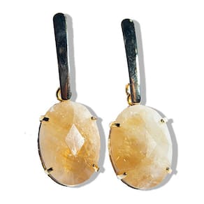 Brinco Cabochão Facetado Citrino na Garra Dourado Tarraxa