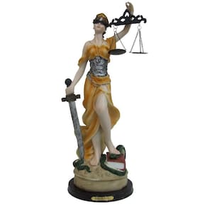 Dama Da Justiça De Resina Color Com Base De Madeira 06X16Cm