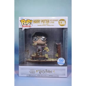 Boneco de vinil Funko Harry Potter POP Deluxe Harry com letras