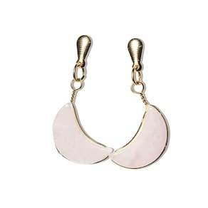 Brinco Meia Lua Pedra Quartzo Rosa Acabamento Dourado