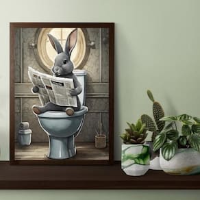Quadro Coelho No Banheiro Lendo Jornal 33X24Cm - Com Vidro