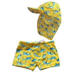 Conjunto Praia Bebê Sunga Boxer e Boné Microfibra Proteção UV Tubarões Amarelo Everly