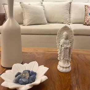 Escultura Buda Sidarta No Pedestal Pó De Mármore Branco 17Cm
