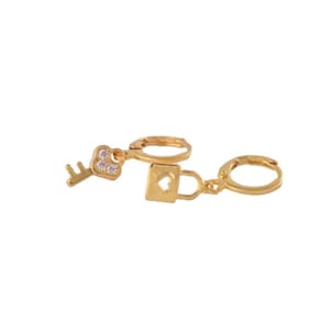 Brinco Duo Argolinha Chave E Cadeado Folheado Em Ouro 18k