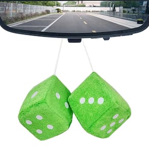 Par de dados de pelúcia felpudo pendurado no interior do carro em veludo dourado