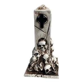 Escultura Túmulo Crânios Cor Marfim 13 Cm Em Resina