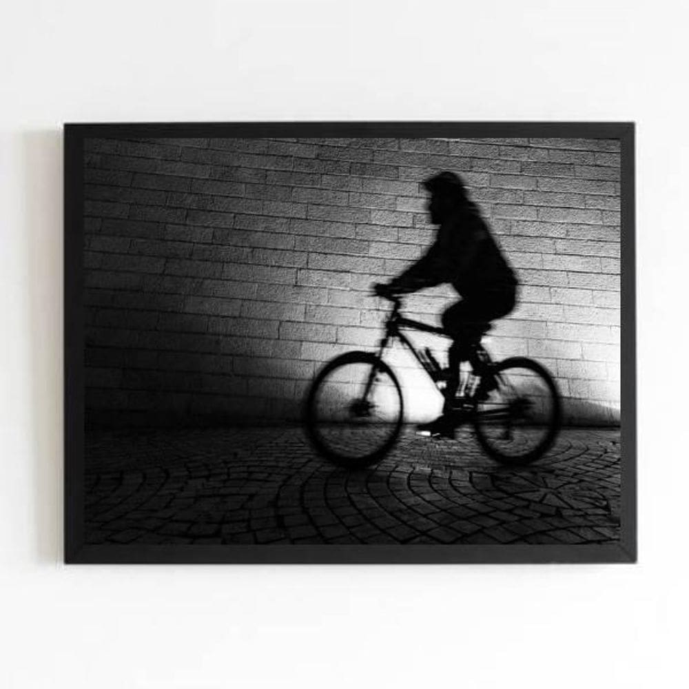 Quadro Fotografia Pessoa Pedalando 45X34Cm Com Vidro Preta
