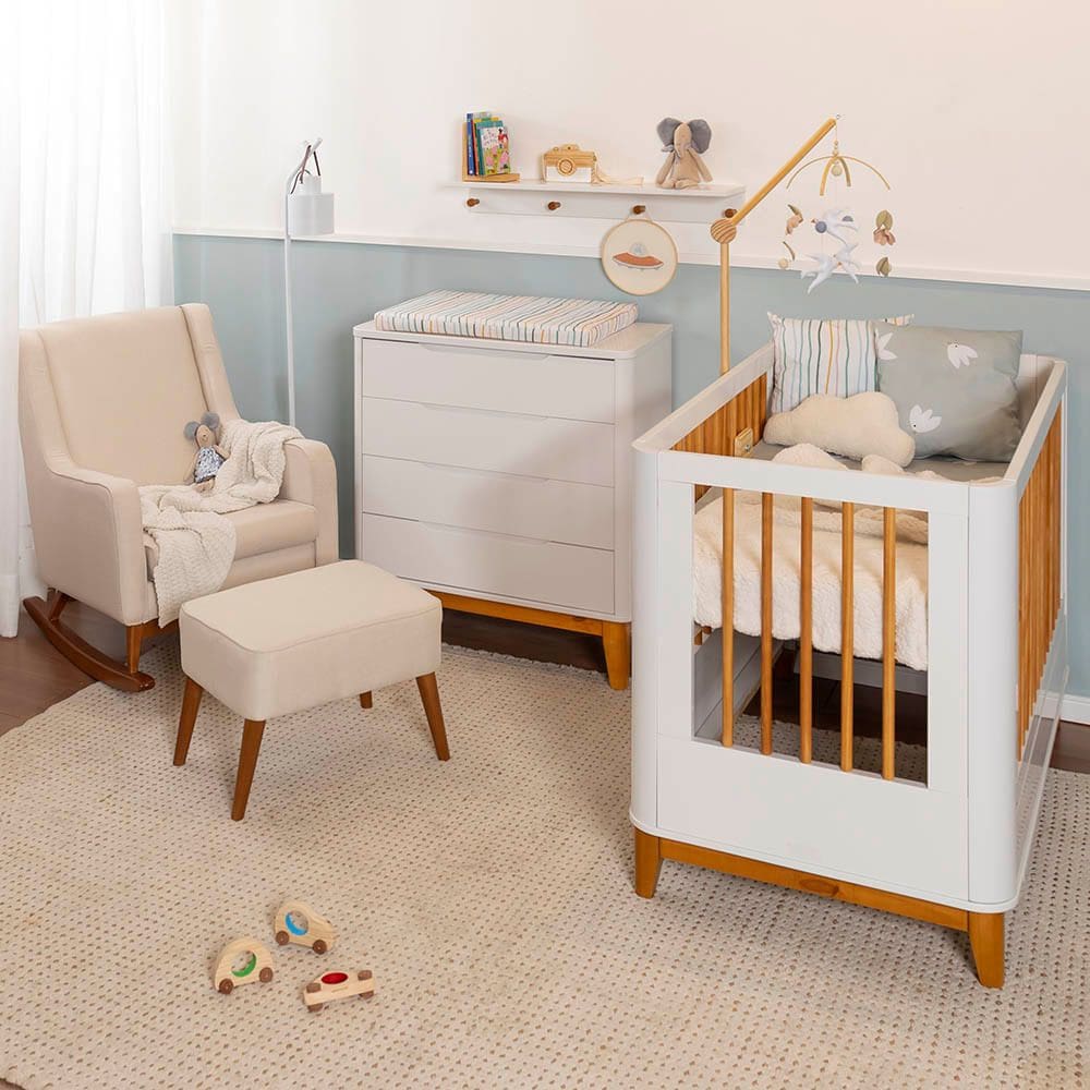 Kit Quarto Infantil Boom com Pés Square - Berço + Cômoda 4 Gavetas + Poltrona de Amamentação Ginga + Puff Ginga