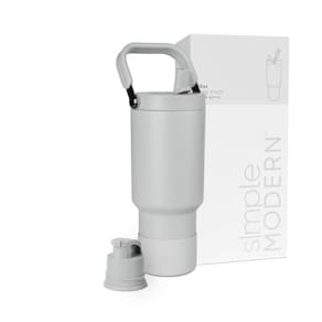 Garrafa de água Simple Modern Trek Pivot 900mL isolada