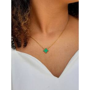 Colar de um trevo verde de aço com banho ouro