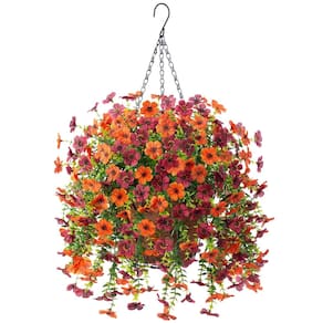 Flores artificiais penduradas com cesta, decoração ao ar livre
