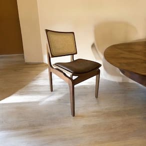 Cadeiras Silvia em Madeira Maciça Café Estofada no Courino Tela Natural Café