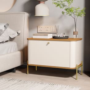 Mesa de Cabeceira Curva Tucupí com Pés e Puxador em Metal Off White/Marrom/Dourado