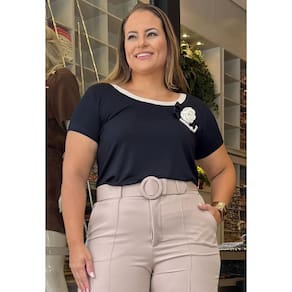 Blusa Plus Size Com Broche e Detalhe de Pérolas