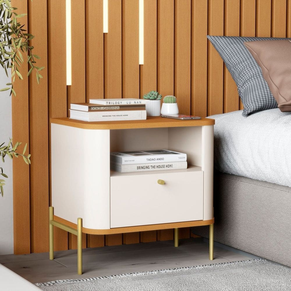 Mesa de Cabeceira Curva Tucupí Slim com Pés e Puxador de Metal Off White/Marrom/Dourado