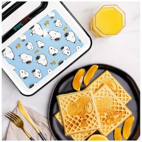 Máquina de Waffle, Tema Snoop e Woodstock com Revestimento Antiaderente, 110V 750W, Uncanny Brands, Branca e Preta