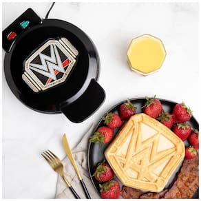 Máquina de Waffle, Tema Cinturão do WWE com Revestimento Antiaderente, 110V 900W, Uncanny Brands, Preta
