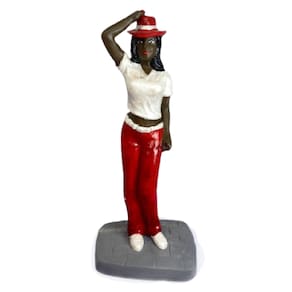 Escultura Maria Navalha Camisa Branca E Calça Vermelha 16 Cm