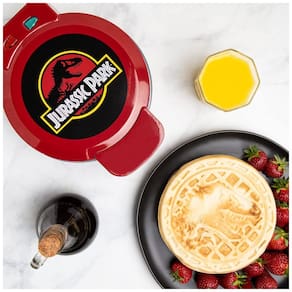 Máquina de Waffle, Tema Jurassic Park T-Rex com Revestimento Antiaderente, 110V 900W, Uncanny Brands, Vermelha