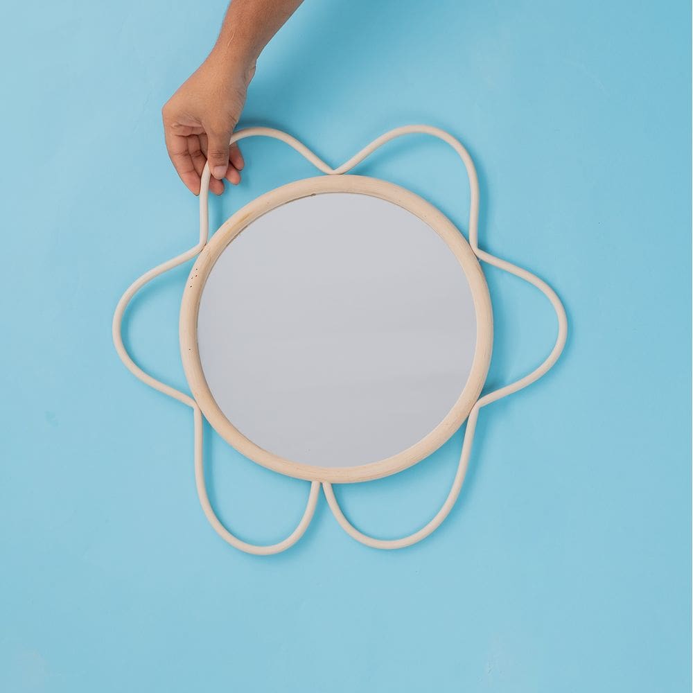 moldura com espelho decorativa de parede flor com textura rattan - Oikos
