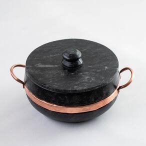 Panela em pedra sabão com alça de cobre número 6 curada
