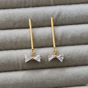 Brinco Folheado à Ouro Palito com Zircônia Laço Pendurado