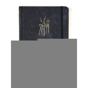 Bíblia Sagrada Slim Nvi, Luxo, Tecido Azul Marinho Sobre Capa Dura, Com Elástico