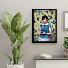 Quadro Menina Com Borboletas 33X24 Com Vidro - Madeira Preta