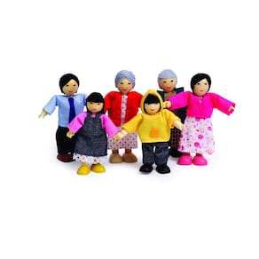 Boneca asiática Doll House Hape E3502 Happy Family com 7 membros